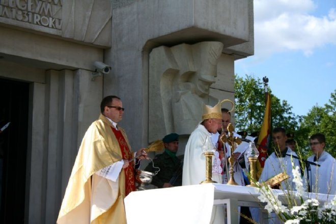 181 rocznica Bitwy pod Ostrołęką: Mauzoleum poległych w bitwie oficjalnie otwarte [26.V.2012] - zdjęcie #51 - eOstroleka.pl