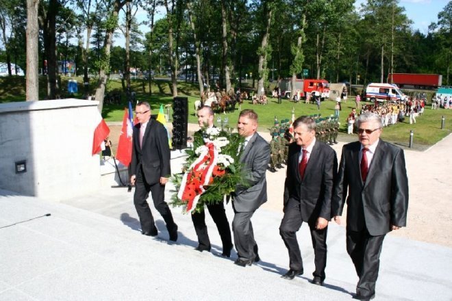 181 rocznica Bitwy pod Ostrołęką: Mauzoleum poległych w bitwie oficjalnie otwarte [26.V.2012] - zdjęcie #42 - eOstroleka.pl