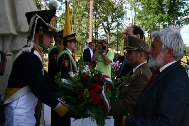 181 rocznica Bitwy pod Ostrołęką: Mauzoleum poległych w bitwie oficjalnie otwarte [26.V.2012] - zdjęcie #39 - eOstroleka.pl