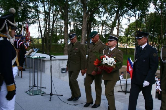 181 rocznica Bitwy pod Ostrołęką: Mauzoleum poległych w bitwie oficjalnie otwarte [26.V.2012] - zdjęcie #77 - eOstroleka.pl