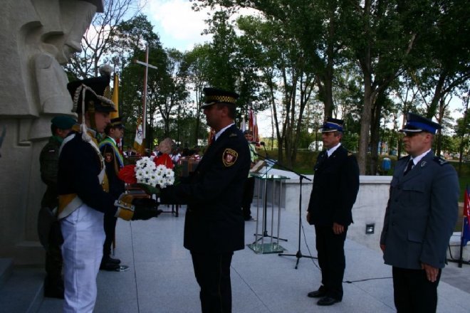 181 rocznica Bitwy pod Ostrołęką: Mauzoleum poległych w bitwie oficjalnie otwarte [26.V.2012] - zdjęcie #34 - eOstroleka.pl