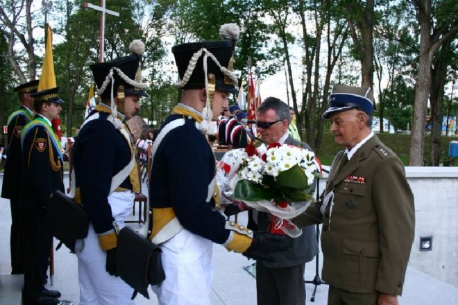 181 rocznica Bitwy pod Ostrołęką: Mauzoleum poległych w bitwie oficjalnie otwarte [26.V.2012] - zdjęcie #32 - eOstroleka.pl