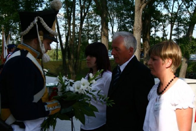 181 rocznica Bitwy pod Ostrołęką: Mauzoleum poległych w bitwie oficjalnie otwarte [26.V.2012] - zdjęcie #28 - eOstroleka.pl