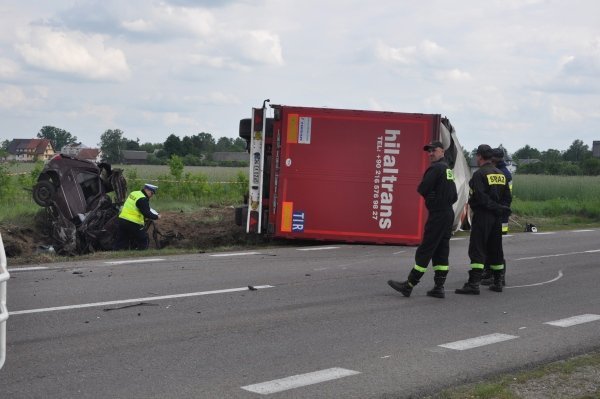 Śmiertelny wypadek w Dobrołęce: Ford został dosłownie zmiażdżony [31.V.2012]  - zdjęcie #3 - eOstroleka.pl