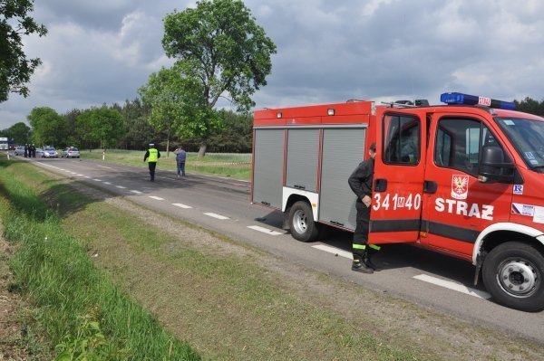 Śmiertelny wypadek w Dobrołęce: Ford został dosłownie zmiażdżony [31.V.2012]  - zdjęcie #9 - eOstroleka.pl