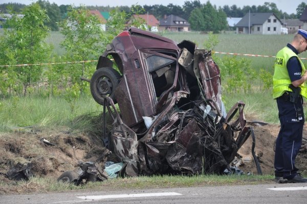 Śmiertelny wypadek w Dobrołęce: Ford został dosłownie zmiażdżony [31.V.2012]  - zdjęcie #11 - eOstroleka.pl