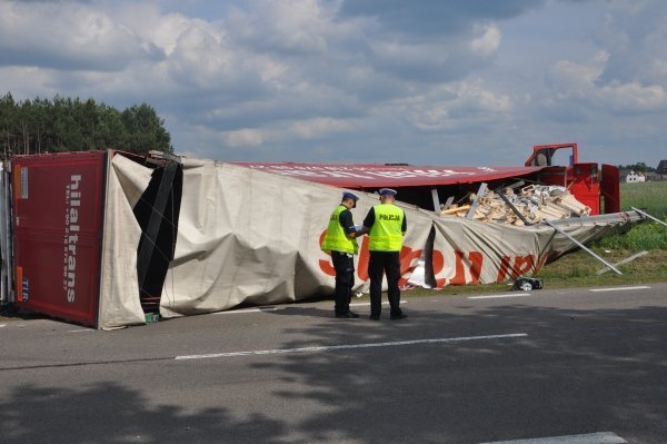 Śmiertelny wypadek w Dobrołęce: Ford został dosłownie zmiażdżony [31.V.2012]  - zdjęcie #12 - eOstroleka.pl