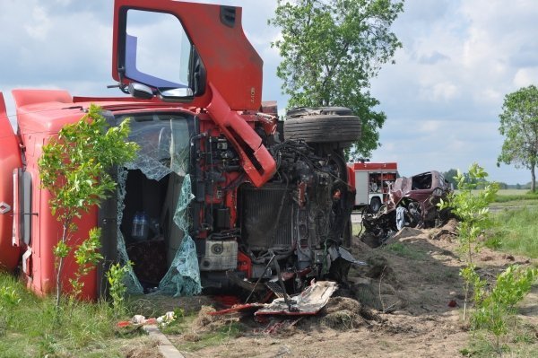 Śmiertelny wypadek w Dobrołęce: Ford został dosłownie zmiażdżony [31.V.2012]  - zdjęcie #14 - eOstroleka.pl