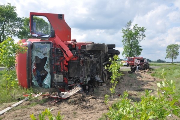 Śmiertelny wypadek w Dobrołęce: Ford został dosłownie zmiażdżony [31.V.2012]  - zdjęcie #15 - eOstroleka.pl