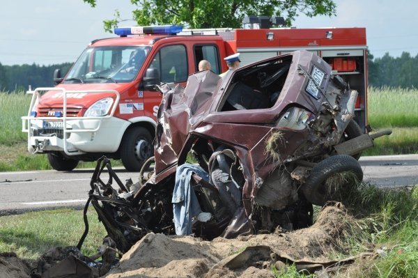 Śmiertelny wypadek w Dobrołęce: Ford został dosłownie zmiażdżony [31.V.2012]  - zdjęcie #16 - eOstroleka.pl