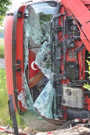 Śmiertelny wypadek w Dobrołęce: Ford został dosłownie zmiażdżony [31.V.2012]  - zdjęcie #17 - eOstroleka.pl
