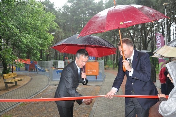 Park przy ulicy Bursztynowej oficjalnie otwarty [1.VI.2012] - zdjęcie #5 - eOstroleka.pl