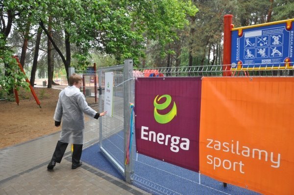 Park przy ulicy Bursztynowej oficjalnie otwarty [1.VI.2012] - zdjęcie #12 - eOstroleka.pl