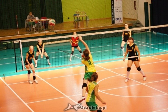 Powiatowy Turniej Siatkówki Młodziczek [03.06.2012] - zdjęcie #1 - eOstroleka.pl