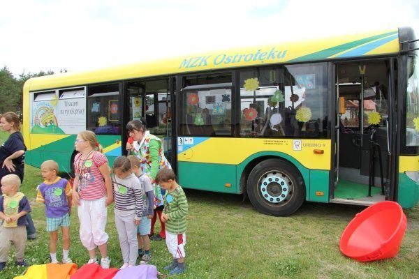 Ulica Padlewskiego: Dzieci będą bawić się w Świetlicobusie, dorośli odremontują klatki [6.VI.2012] - zdjęcie #1 - eOstroleka.pl