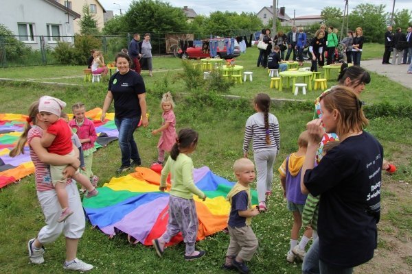 Ulica Padlewskiego: Dzieci będą bawić się w Świetlicobusie, dorośli odremontują klatki [6.VI.2012] - zdjęcie #3 - eOstroleka.pl