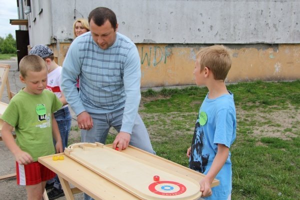 Ulica Padlewskiego: Dzieci będą bawić się w Świetlicobusie, dorośli odremontują klatki [6.VI.2012] - zdjęcie #8 - eOstroleka.pl