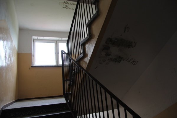 Ulica Padlewskiego: Dzieci będą bawić się w Świetlicobusie, dorośli odremontują klatki [6.VI.2012] - zdjęcie #20 - eOstroleka.pl