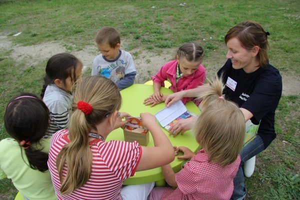 Ulica Padlewskiego: Dzieci będą bawić się w Świetlicobusie, dorośli odremontują klatki [6.VI.2012] - zdjęcie #17 - eOstroleka.pl