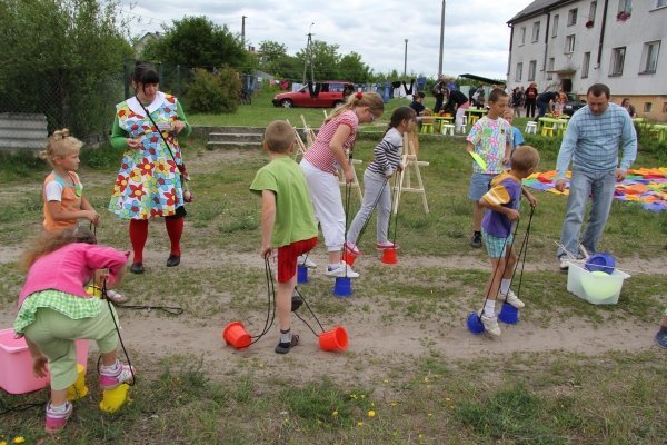 Ulica Padlewskiego: Dzieci będą bawić się w Świetlicobusie, dorośli odremontują klatki [6.VI.2012] - zdjęcie #21 - eOstroleka.pl