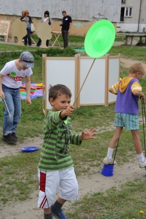 Ulica Padlewskiego: Dzieci będą bawić się w Świetlicobusie, dorośli odremontują klatki [6.VI.2012] - zdjęcie #22 - eOstroleka.pl