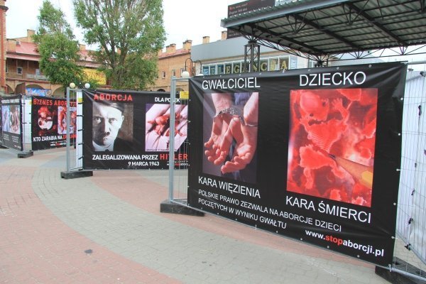 Szokująca wystawa Wybierz życie w Ostrołęce [8 VI 2012] - zdjęcie #12 - eOstroleka.pl