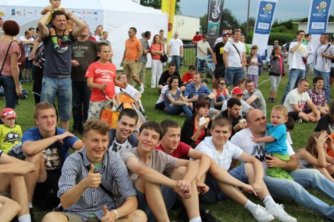 Mobllna strefa kibica w Ostrołęce: Tak kibicowali ostrołęczanie [10.VI.2012] - zdjęcie #5 - eOstroleka.pl