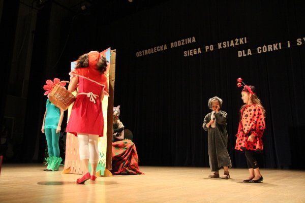 Ostrołęcka rodzina sięga po książki dla córki i syna: Rodzinne teatrzyki wystąpiły w OCK [13.VI.2012] - zdjęcie #3 - eOstroleka.pl