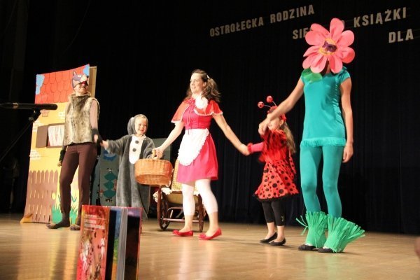 Ostrołęcka rodzina sięga po książki dla córki i syna: Rodzinne teatrzyki wystąpiły w OCK [13.VI.2012] - zdjęcie #6 - eOstroleka.pl