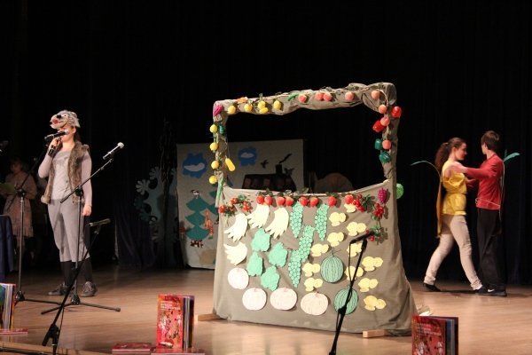 Ostrołęcka rodzina sięga po książki dla córki i syna: Rodzinne teatrzyki wystąpiły w OCK [13.VI.2012] - zdjęcie #7 - eOstroleka.pl