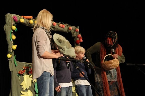 Ostrołęcka rodzina sięga po książki dla córki i syna: Rodzinne teatrzyki wystąpiły w OCK [13.VI.2012] - zdjęcie #14 - eOstroleka.pl