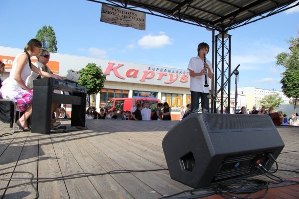 Uczniowie Państwowej Szkoły Muzycznej prezentowali się na scenie przy Kupcu [19 VI 2012] - zdjęcie #2 - eOstroleka.pl
