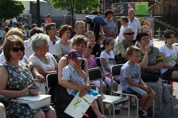 Uczniowie Państwowej Szkoły Muzycznej prezentowali się na scenie przy Kupcu [19 VI 2012] - zdjęcie #8 - eOstroleka.pl