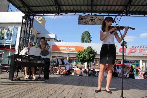 Uczniowie Państwowej Szkoły Muzycznej prezentowali się na scenie przy Kupcu [19 VI 2012] - zdjęcie #11 - eOstroleka.pl