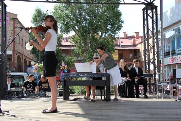 Uczniowie Państwowej Szkoły Muzycznej prezentowali się na scenie przy Kupcu [19 VI 2012] - zdjęcie #13 - eOstroleka.pl