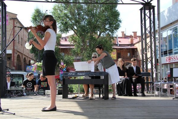 Uczniowie Państwowej Szkoły Muzycznej prezentowali się na scenie przy Kupcu [19 VI 2012] - zdjęcie #7 - eOstroleka.pl