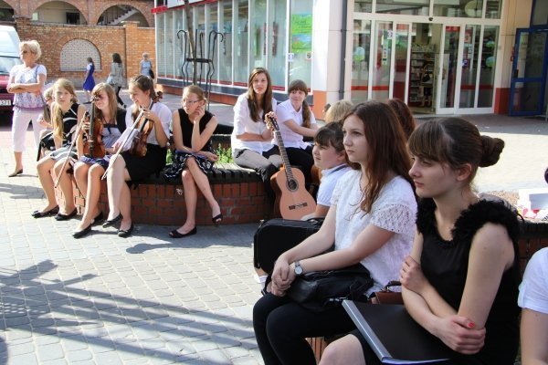 Uczniowie Państwowej Szkoły Muzycznej prezentowali się na scenie przy Kupcu [19 VI 2012] - zdjęcie #17 - eOstroleka.pl