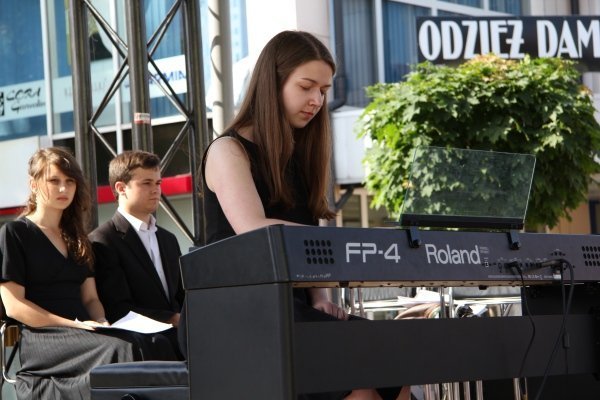 Uczniowie Państwowej Szkoły Muzycznej prezentowali się na scenie przy Kupcu [19 VI 2012] - zdjęcie #19 - eOstroleka.pl