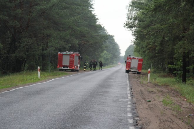 Droga od Kruków do Nowej Wsi zablokowana: Plama oleju uniemożliwia przejazd [21.VI.2012]  - zdjęcie #1 - eOstroleka.pl