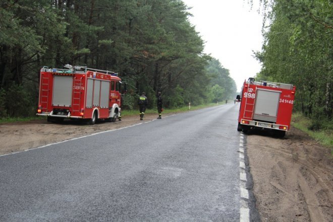 Droga od Kruków do Nowej Wsi zablokowana: Plama oleju uniemożliwia przejazd [21.VI.2012]  - zdjęcie #2 - eOstroleka.pl