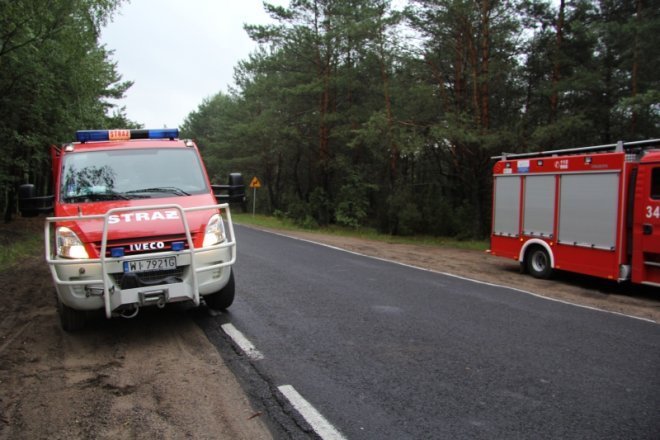 Droga od Kruków do Nowej Wsi zablokowana: Plama oleju uniemożliwia przejazd [21.VI.2012]  - zdjęcie #3 - eOstroleka.pl