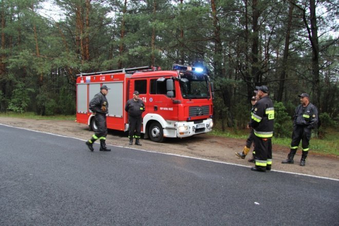 Droga od Kruków do Nowej Wsi zablokowana: Plama oleju uniemożliwia przejazd [21.VI.2012]  - zdjęcie #4 - eOstroleka.pl