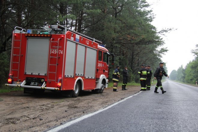 Droga od Kruków do Nowej Wsi zablokowana: Plama oleju uniemożliwia przejazd [21.VI.2012]  - zdjęcie #6 - eOstroleka.pl