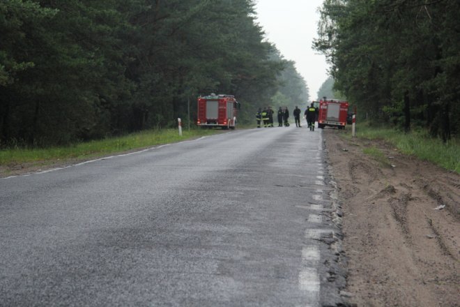 Droga od Kruków do Nowej Wsi zablokowana: Plama oleju uniemożliwia przejazd [21.VI.2012]  - zdjęcie #7 - eOstroleka.pl