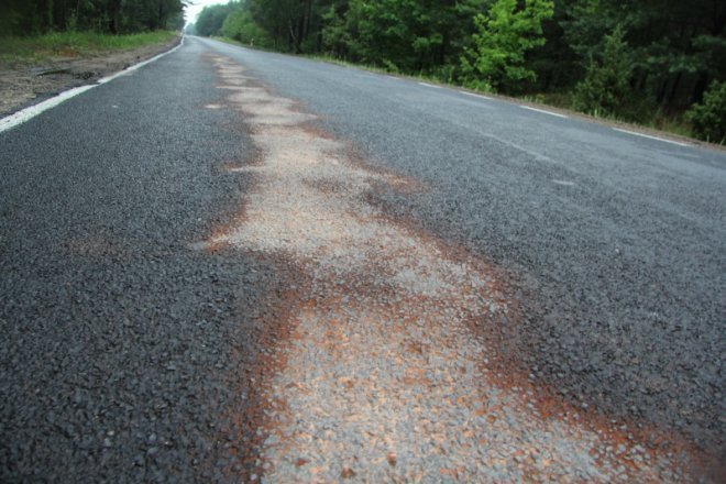 Droga od Kruków do Nowej Wsi zablokowana: Plama oleju uniemożliwia przejazd [21.VI.2012]  - zdjęcie #8 - eOstroleka.pl