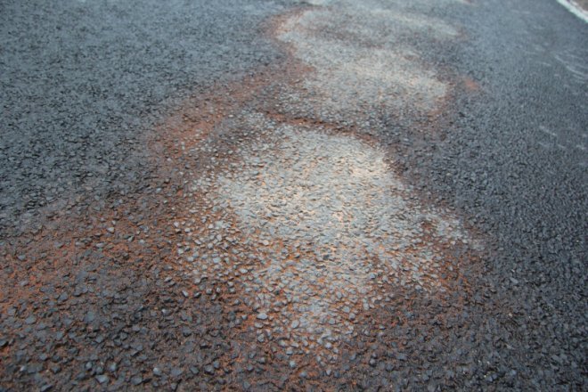 Droga od Kruków do Nowej Wsi zablokowana: Plama oleju uniemożliwia przejazd [21.VI.2012]  - zdjęcie #9 - eOstroleka.pl