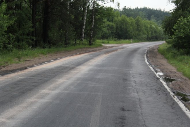 Droga od Kruków do Nowej Wsi zablokowana: Plama oleju uniemożliwia przejazd [21.VI.2012]  - zdjęcie #10 - eOstroleka.pl