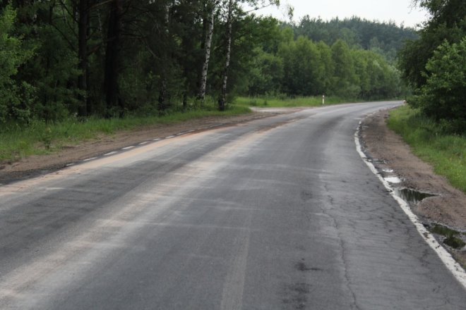 Droga od Kruków do Nowej Wsi zablokowana: Plama oleju uniemożliwia przejazd [21.VI.2012]  - zdjęcie #3 - eOstroleka.pl