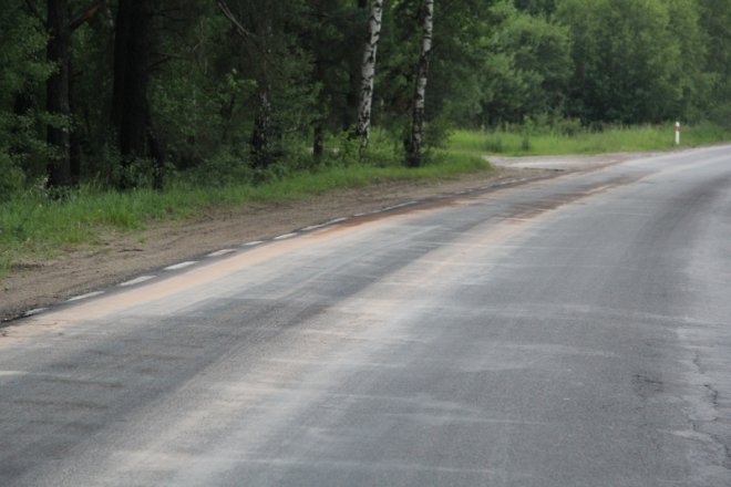 Droga od Kruków do Nowej Wsi zablokowana: Plama oleju uniemożliwia przejazd [21.VI.2012]  - zdjęcie #11 - eOstroleka.pl