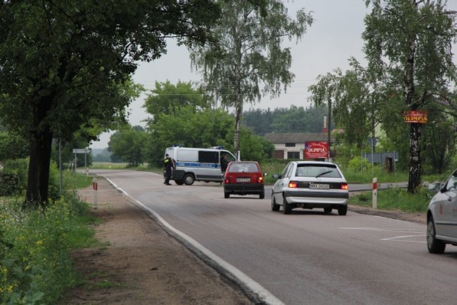 Droga od Kruków do Nowej Wsi zablokowana: Plama oleju uniemożliwia przejazd [21.VI.2012]  - zdjęcie #12 - eOstroleka.pl
